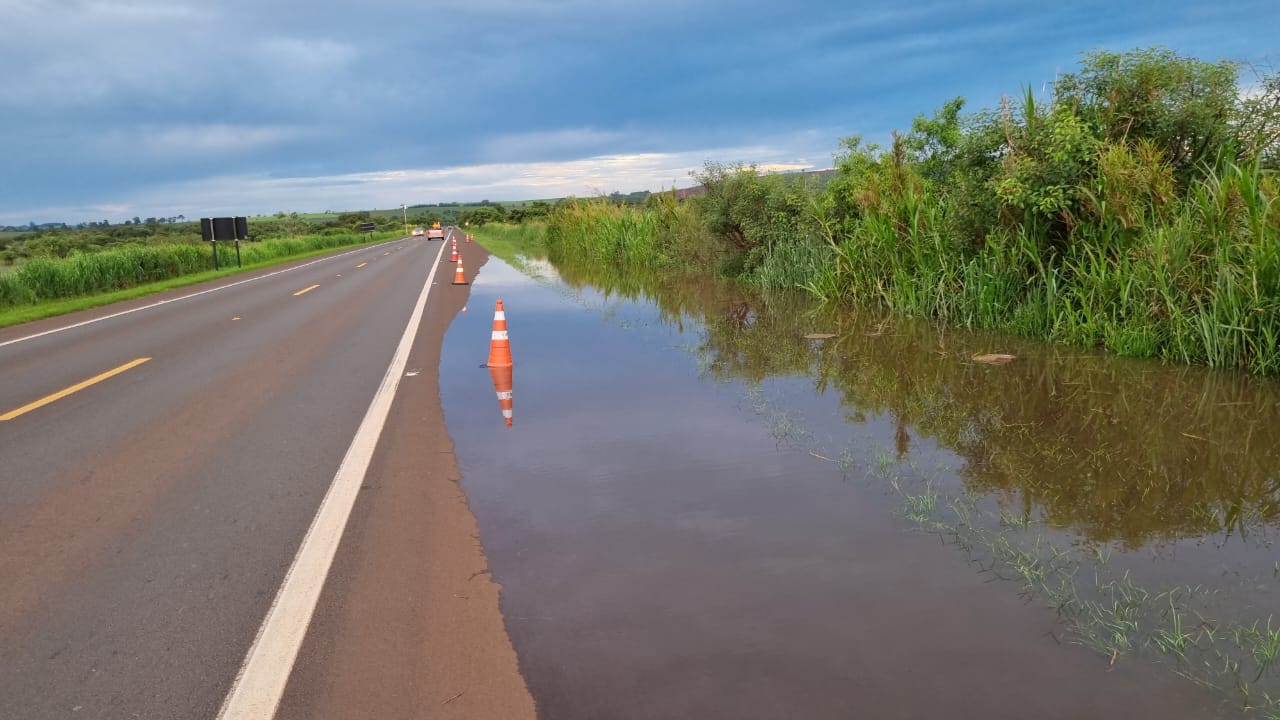 Foto 10 de 10 — URGENTE: SP-255 é interditada entre Araraquara e Boa Esperança do Sul